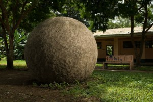 Esfera monumental de 210 centímetros de diámetro y cerca de 10 toneladas. Se encuentra en las instalaciones del Colegio de Palmar Norte. Es, junto con otras cuatro, el más claro ejemplo de la monumentalidad d estas esculturas de gran valor simbólico. Foto Diego Matarrita.