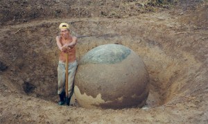 Don Méjico posando junto con su esfera bonita. Esfera C, Finca 6 en 1999.