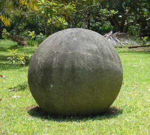 Esfera de piedra con figuras grabadas. Hacienda Victoria Palmar Sur. Foto: I. Quintanillla