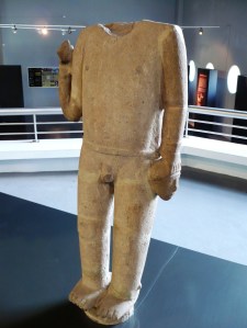 Escultura Barriles con cabeza trofeo y hacha