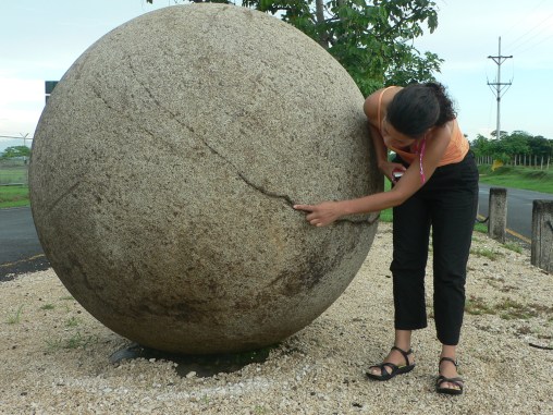 Esfera de piedra con fisuras y diablesas.
