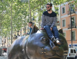 Gente sobre el gato de Botero