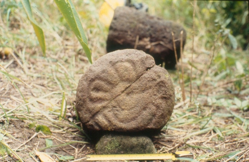 Costa Purruja: una esfera y dos barriles de piedra entre restos de pescados y&nbsp;moluscos